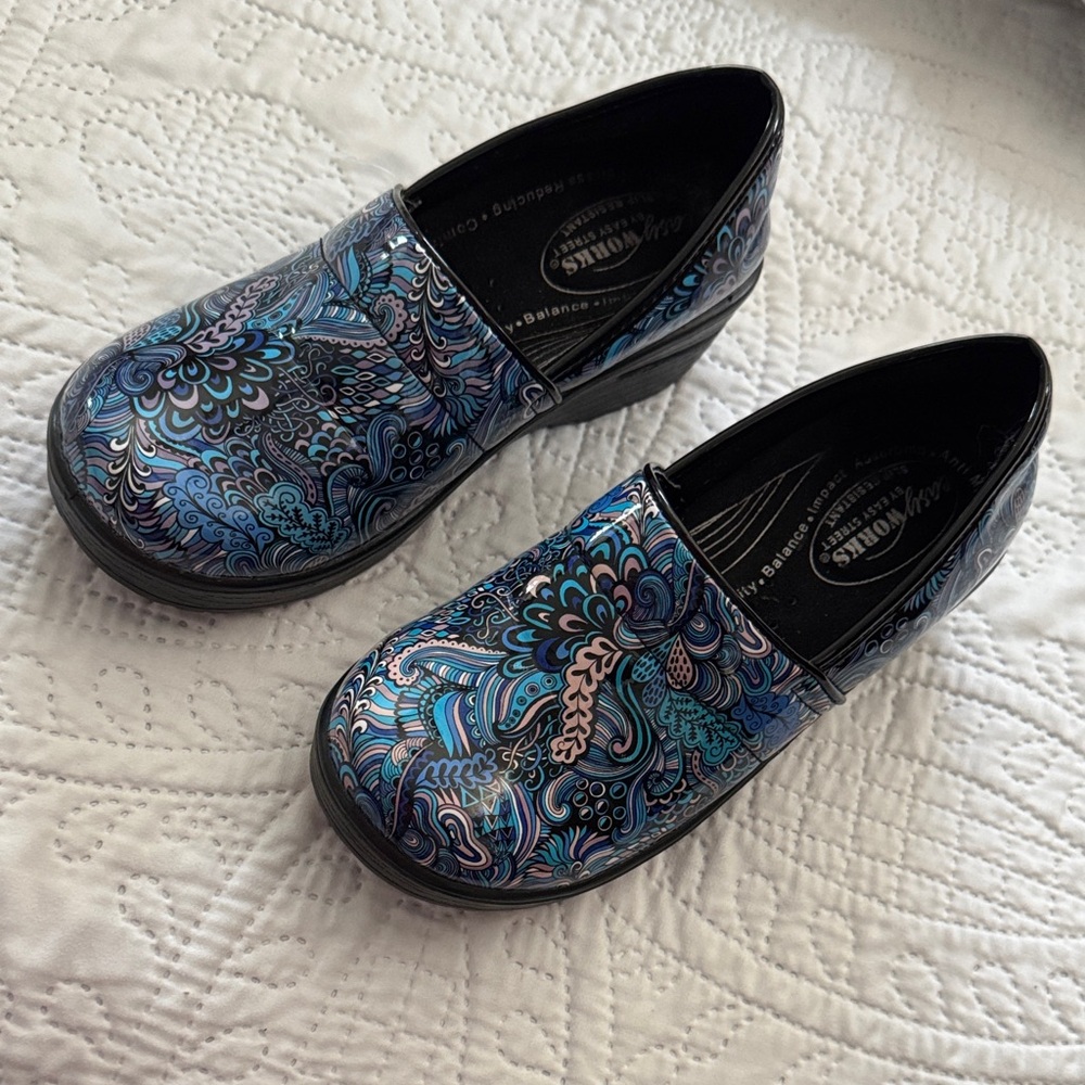 Easy Street Women's Blue Patterned Clogs